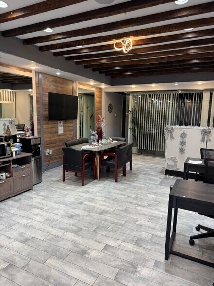 More Photos Of 111-11 Jamaica Ave, Richmond Hill Storefront For Lease