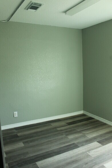 More Photos Of 620 Brazosport Blvd N, Clute Flex For Lease