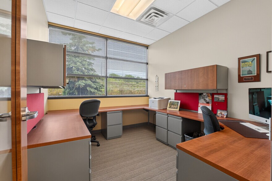 More Photos Of 9605 Schmidt Lake Rd, Plymouth Office Residential For Lease