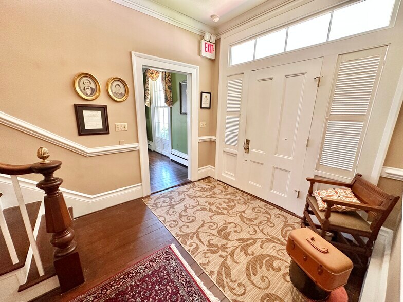 More Photos Of 615 College St, Clinton Hotel For Sale