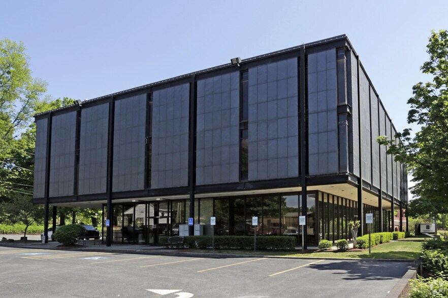 More Photos Of 300 N College Ave, Fayetteville Office For Lease