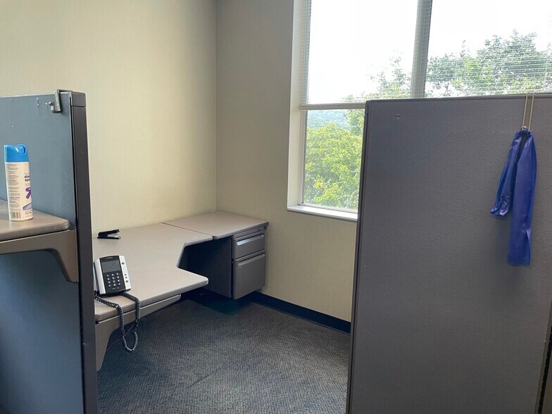 More Photos Of 6615 Vaught Ranch Rd, Austin Office Residential For Lease