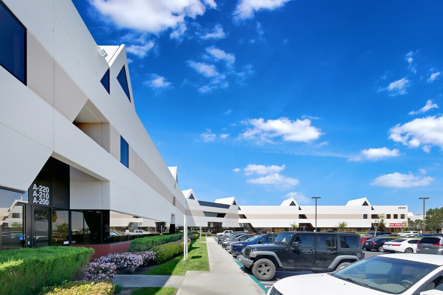 More Photos Of 40015 Sierra Hwy, Palmdale Office For Lease