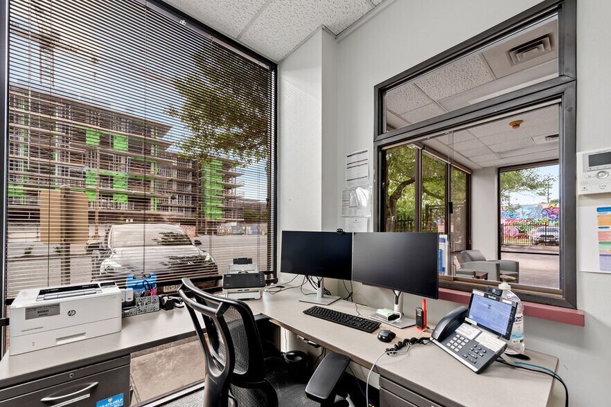 More Photos Of 5225 N Lamar Blvd, Austin Office For Sale