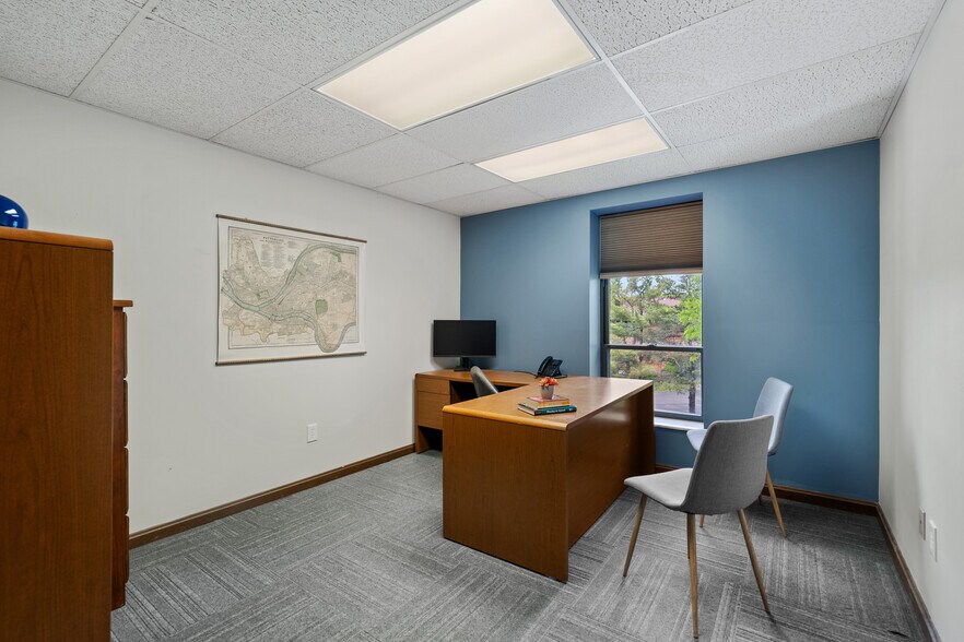 More Photos Of 200 Commerce Dr, Coraopolis Office For Sale