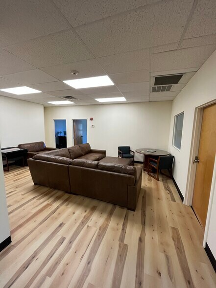 More Photos Of 875 Centerville Rd, Warwick Office For Sale