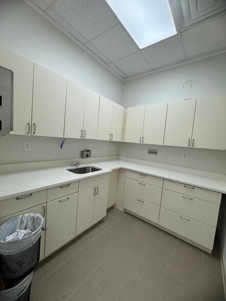 More Photos Of 1432 Hylan Blvd, Staten Island Medical For Lease