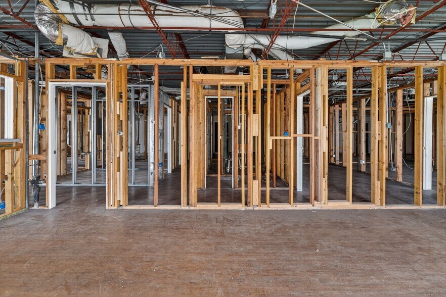 More Photos Of 401 W Centerville Rd, Garland Office For Sale