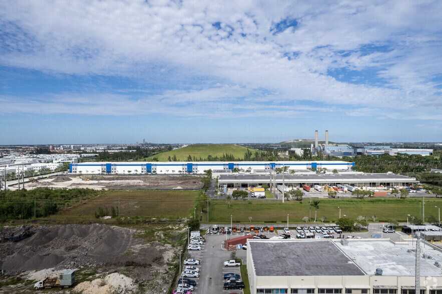 More Photos Of 6451 NW 102nd Ave, Doral Distribution For Lease