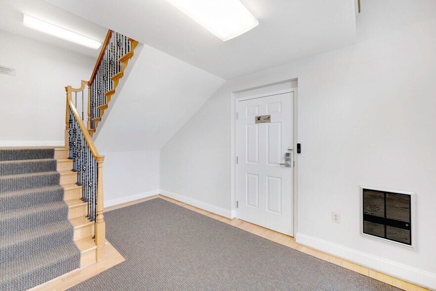 More Photos Of 6134-6138 Redwood Square Ctr, Centreville Medical For Lease