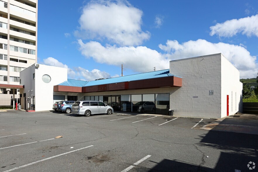 More Photos Of 2700 S King St, Honolulu Unknown For Lease