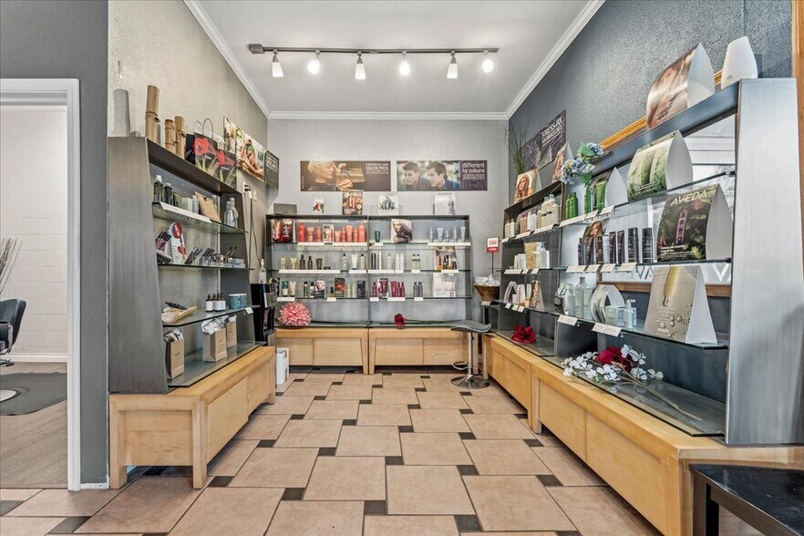 More Photos Of 10 NW 3rd St, Gresham Storefront Retail Office For Lease