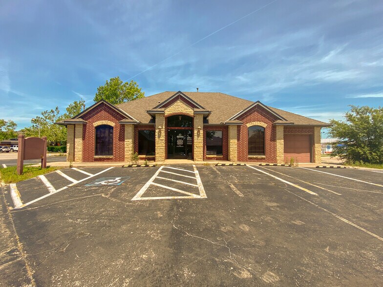 Primary Photo Of 2400 Palmer Cir, Norman Medical For Lease