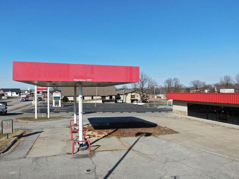 More Photos Of 607 S Main St, Grove Service Station For Sale