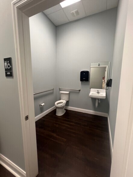 More Photos Of 7751 Kingspointe Pky, Orlando Light Distribution For Lease