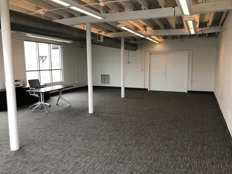 More Photos Of 5213 W Broadway Ave, Minneapolis Auto Dealership For Lease