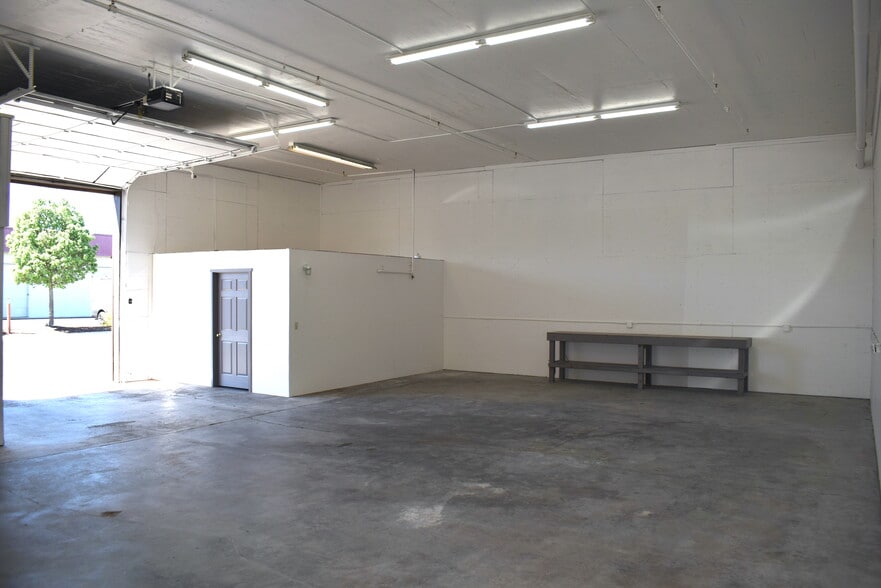 More Photos Of 4216 W 7th Ave, Eugene Warehouse For Lease