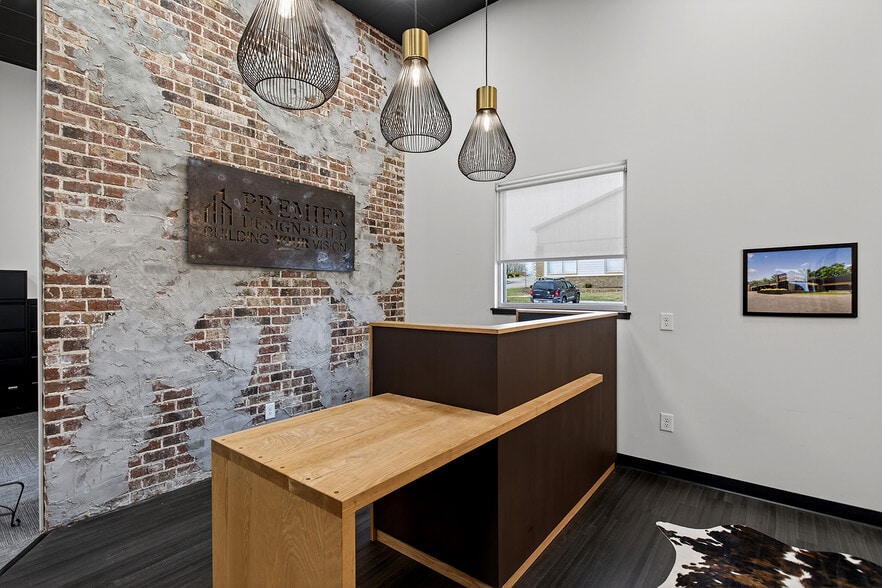 More Photos Of 1031 Parkway Dr, Spring Hill Office For Lease