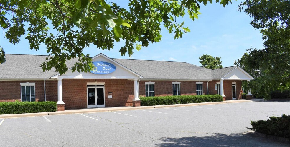 More Photos Of 1430-1436 2nd St, Hickory Freestanding For Lease