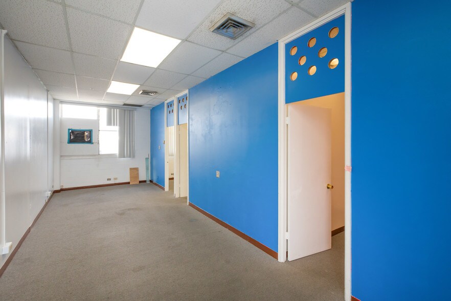 More Photos Of 1125 N King St, Honolulu Storefront Retail Office For Lease
