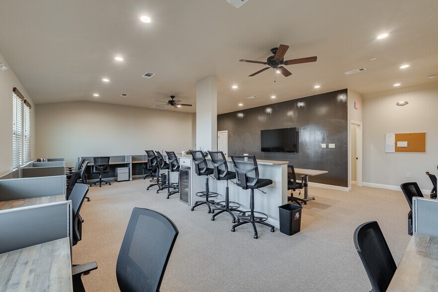 More Photos Of 5748 Boat Club Rd, Fort Worth Office For Sale