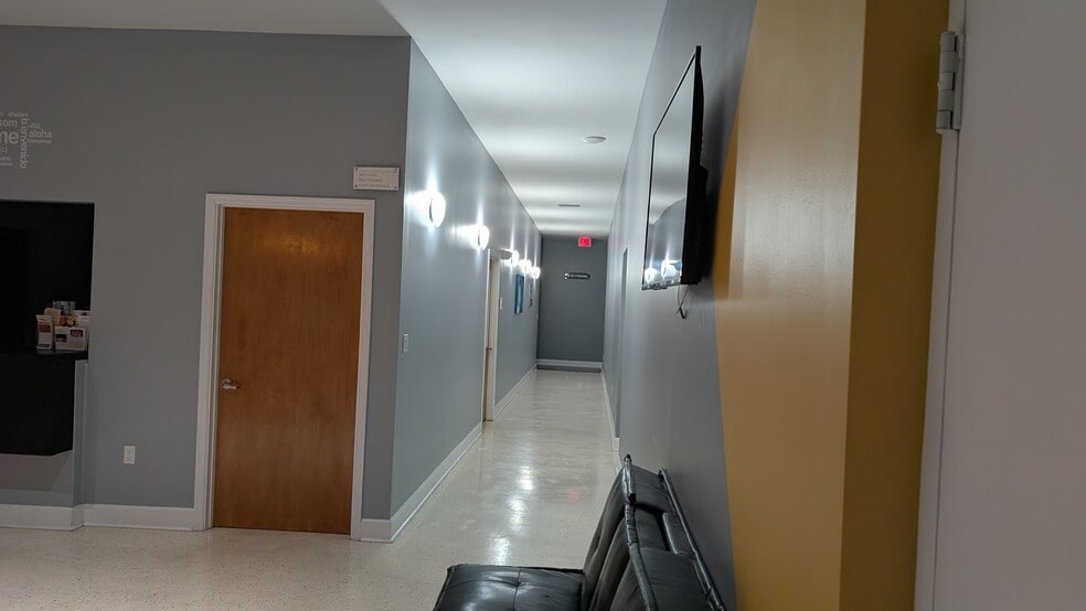 More Photos Of 8622 N Greenwood Ave, Tampa Religious Facility For Lease