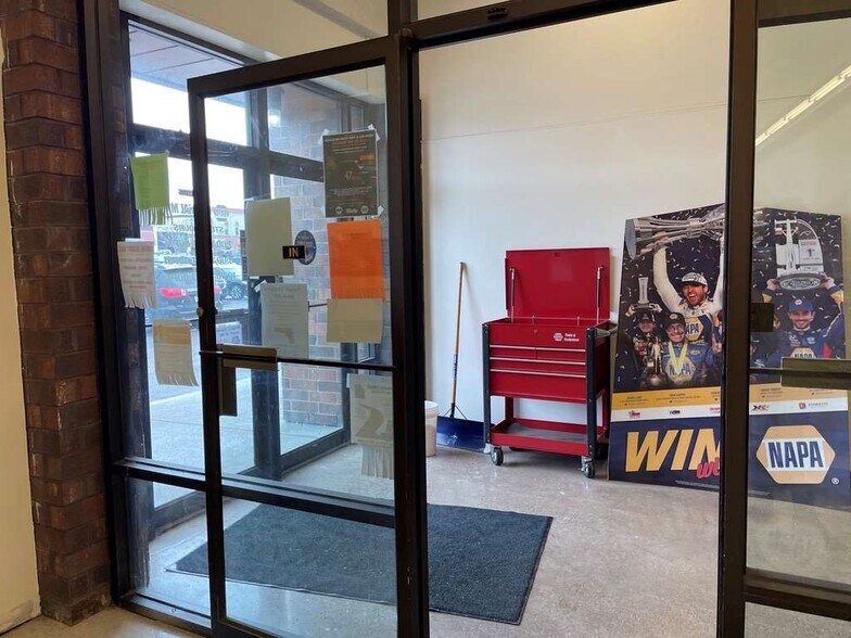 More Photos Of 110-114 S Rum River Dr, Princeton General Retail For Lease