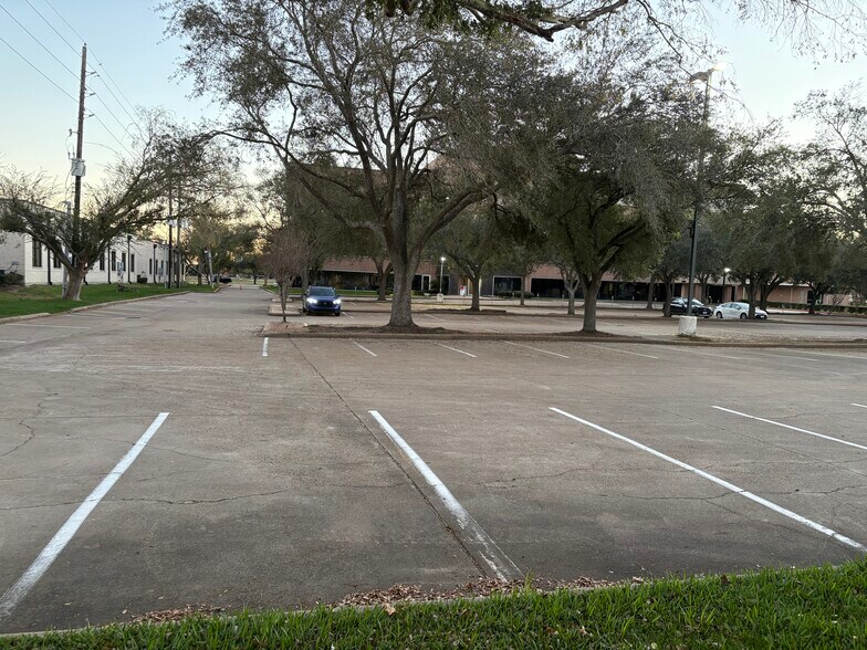 More Photos Of 12440 Emily Ct, Sugar Land Office For Lease