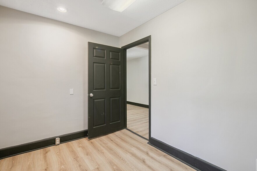 More Photos Of 1500 Gillespie St, Fayetteville Office For Sale