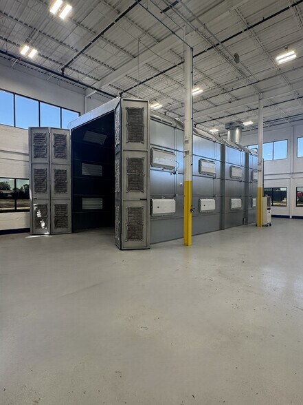 More Photos Of 621 Busse Rd, Bensenville Warehouse For Lease