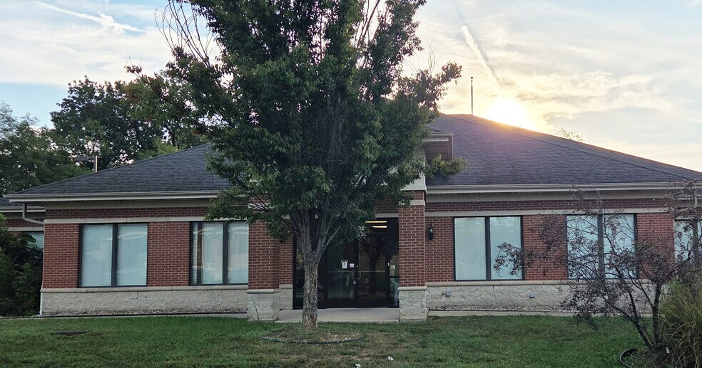 More Photos Of 1002 Peruque Crossing Ct, O'Fallon Office For Lease