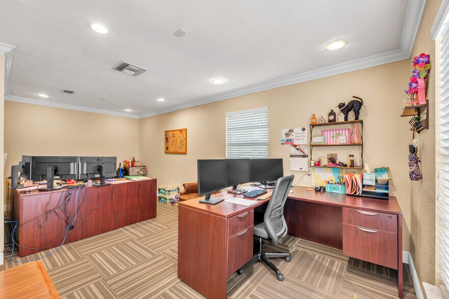 More Photos Of 308 Elizabeth St, Brandon Office For Lease