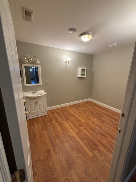 More Photos Of 6600 Grand Central Ave, Vienna Freestanding For Lease