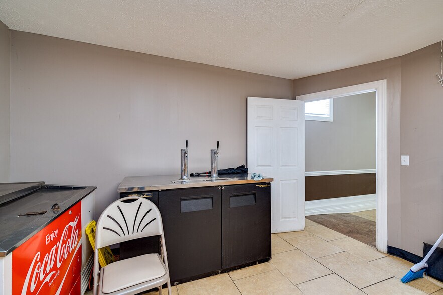 More Photos Of 6962 Coles Rd, Middletown General Retail For Sale