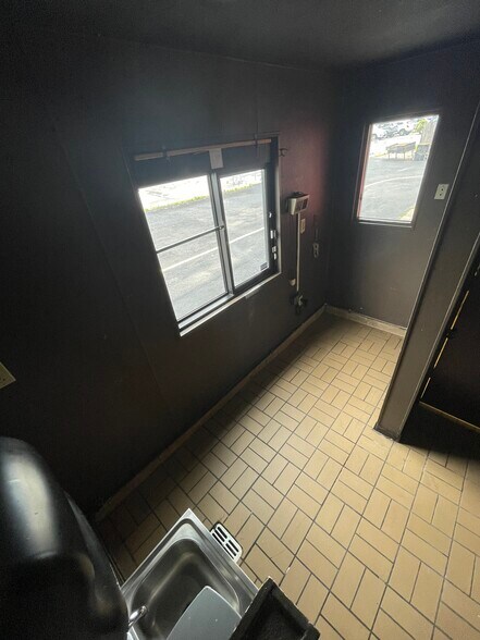 More Photos Of 4777 Mahoning Ave, Youngstown General Retail For Sale