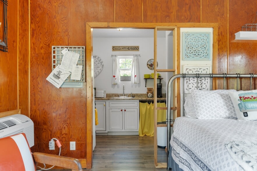 More Photos Of 10897 AR-5, Salesville Hotel For Sale