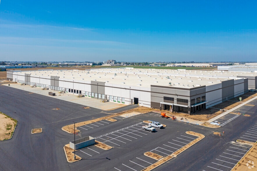 More Photos Of 8115 W Riggin Rd, Visalia Warehouse For Lease