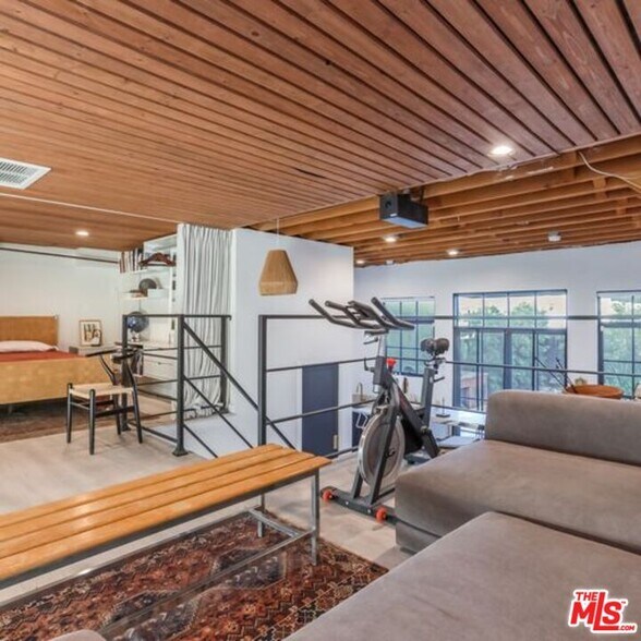 More Photos Of 5005 W Washington Blvd, Los Angeles Storefront Retail Residential For Lease