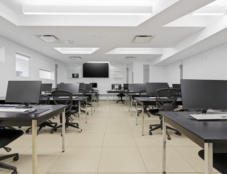 More Photos Of 3536 Boul Saint-Laurent, Montréal Office For Sale