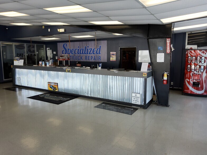 More Photos Of 287 E Brooks Rd, Memphis Service For Lease