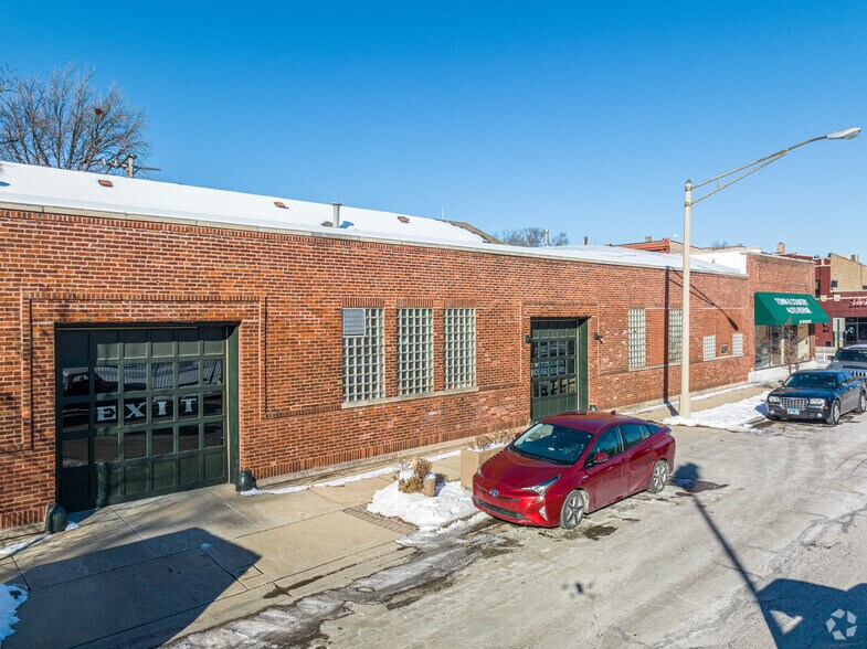 More Photos Of 845 Madison St, Oak Park General Retail For Sale
