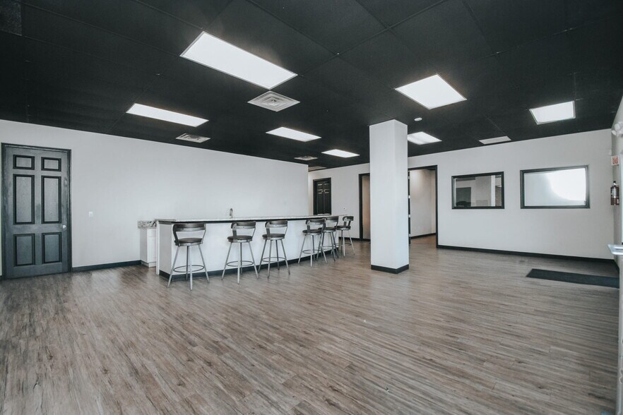 More Photos Of 13102 N Navarro St, Victoria Flex For Sale