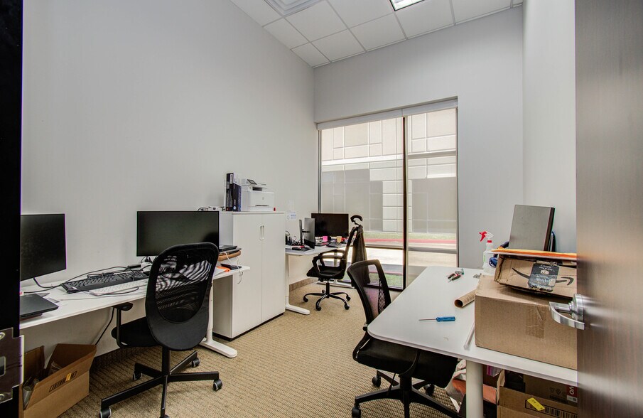 More Photos Of 9330 Kirby Dr, Houston Research And Development For Lease