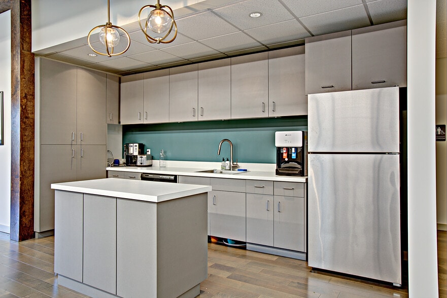 More Photos Of 0110 SW Bancroft St, Portland Office For Lease