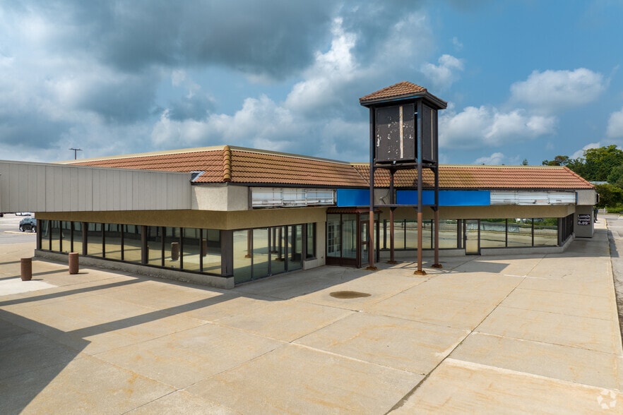More Photos Of 17310 Yonge St, Newmarket Freestanding For Lease