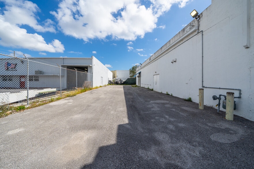 More Photos Of 2585 NW 21st Ter, Miami Warehouse For Lease