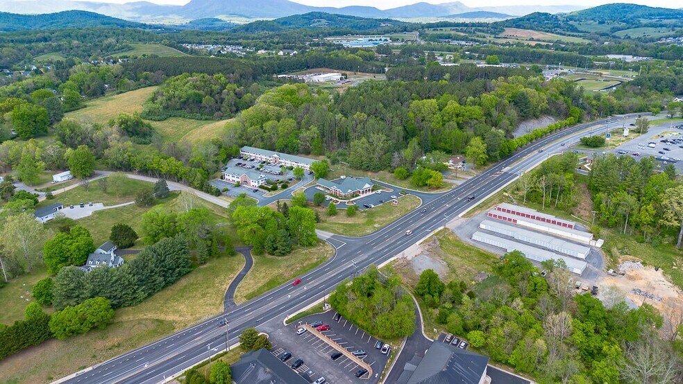 More Photos Of 25 Crossing Ln, Lexington Office For Sale