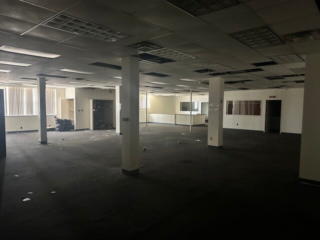 More Photos Of 8 Dearborn Sq, Kankakee Office For Sale