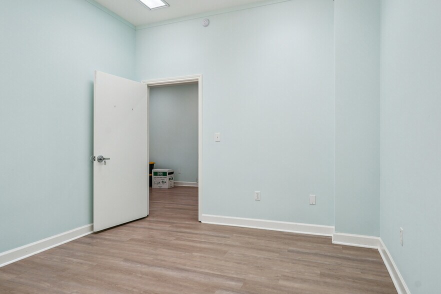 More Photos Of 396 W Main St, Lewisville Medical For Sale