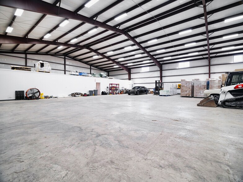 More Photos Of 109 Alamirah, Hutto Warehouse For Lease